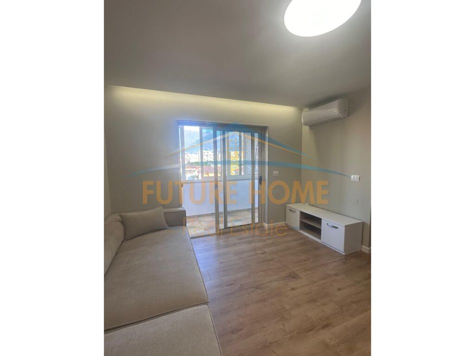 Tirane, jepet me qera apartament 1+1+Ballkon Kati 5, 68 m² 650 € (Rruga Hoxha Tahsim)