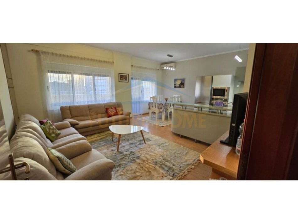 Tirane, jepet me qera apartament 2+1 Kati 7, 100 m² 750 € (PAZARI I RI)