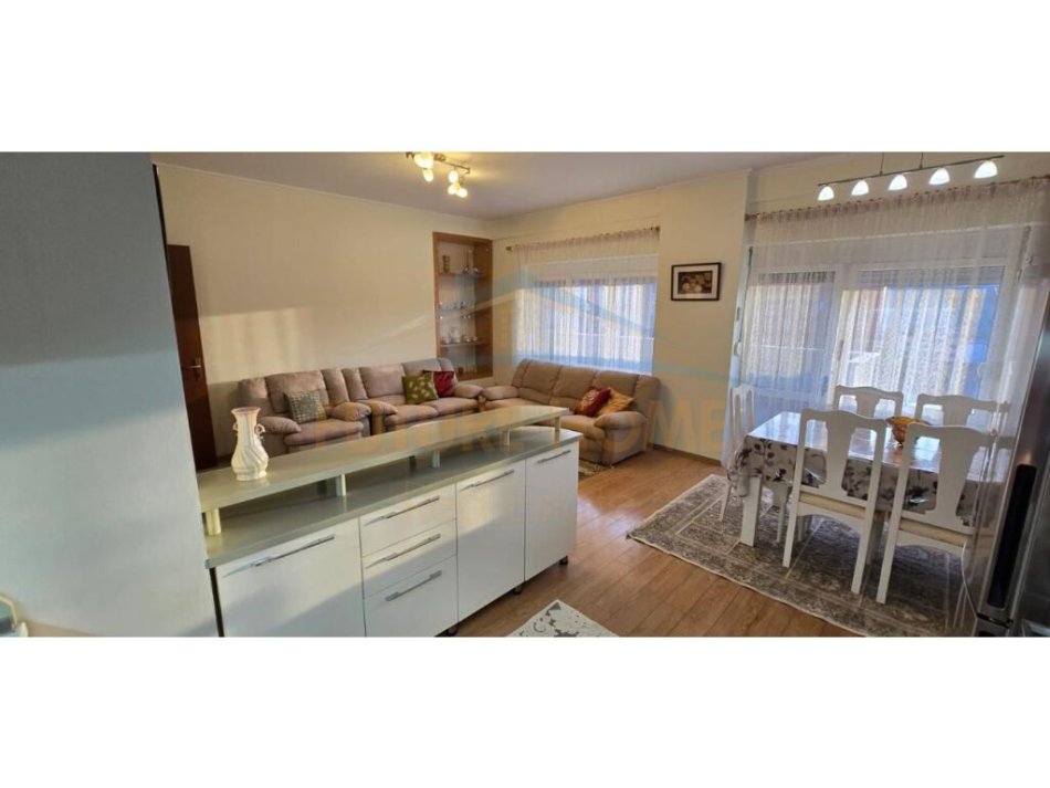 Tirane, jepet me qera apartament 2+1 Kati 7, 100 m² 750 € (PAZARI I RI)