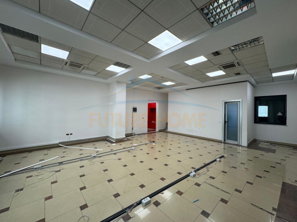 Tirane, jepet me qera ambjent biznesi Kati 3, 100 m² 900 € (Qender)