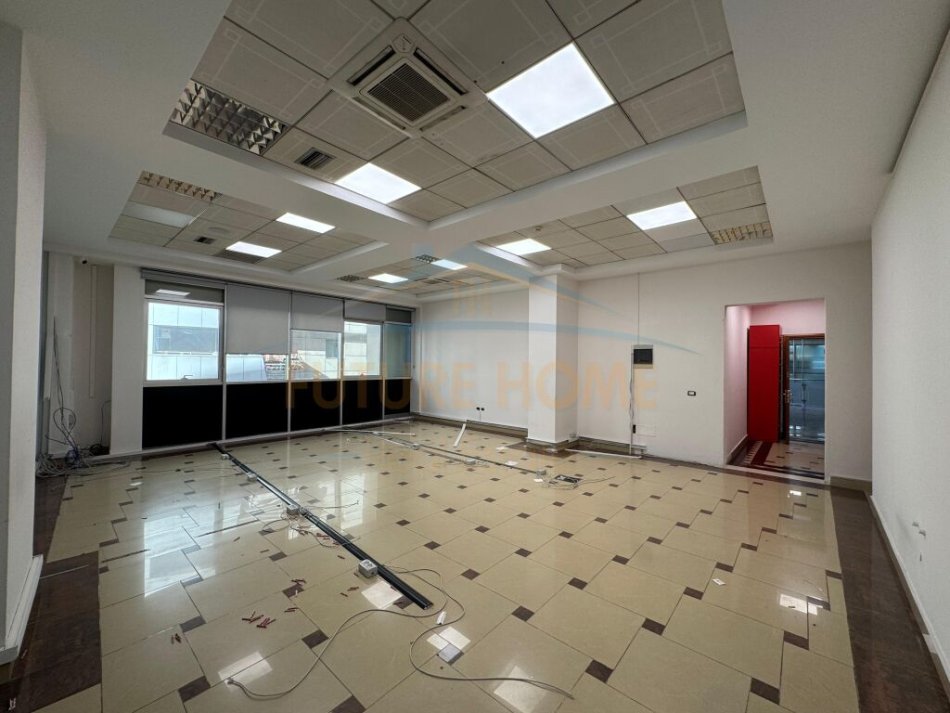 Tirane, jepet me qera ambjent biznesi Kati 3, 100 m² 900 € (Qender)