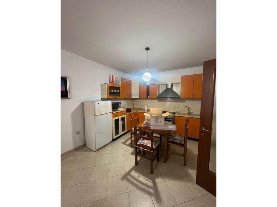 Tirane, jepet me qera apartament 2+1+Ballkon Kati 3, 112 m² 700 € (DON BOSKO PRANE BAR FAMED)