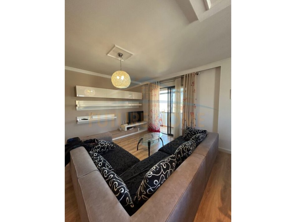 ALF45715 Tirane, jepet me qera apartament 3+1 Kati 7, 157 m² 800 € (Myslym Shyri)