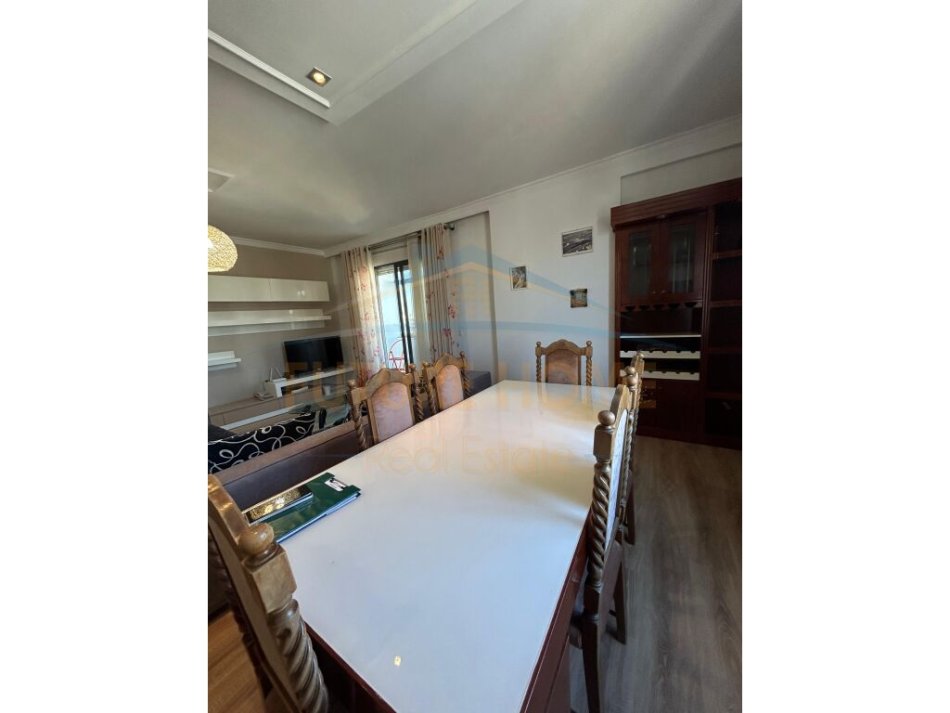 ALF45715 Tirane, jepet me qera apartament 3+1 Kati 7, 157 m² 800 € (Myslym Shyri)