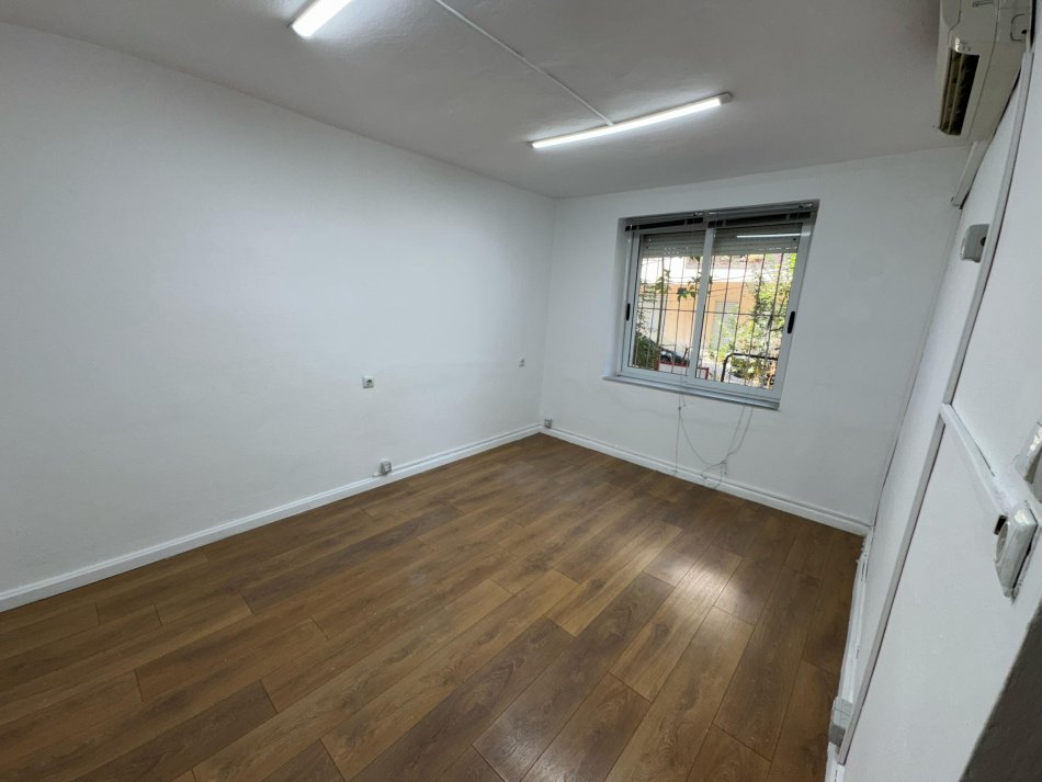 Tirane, jepet me qera apartament 1+1 Kati 1, 65 m² 450 € (Rruga Muhamet gjollesha)