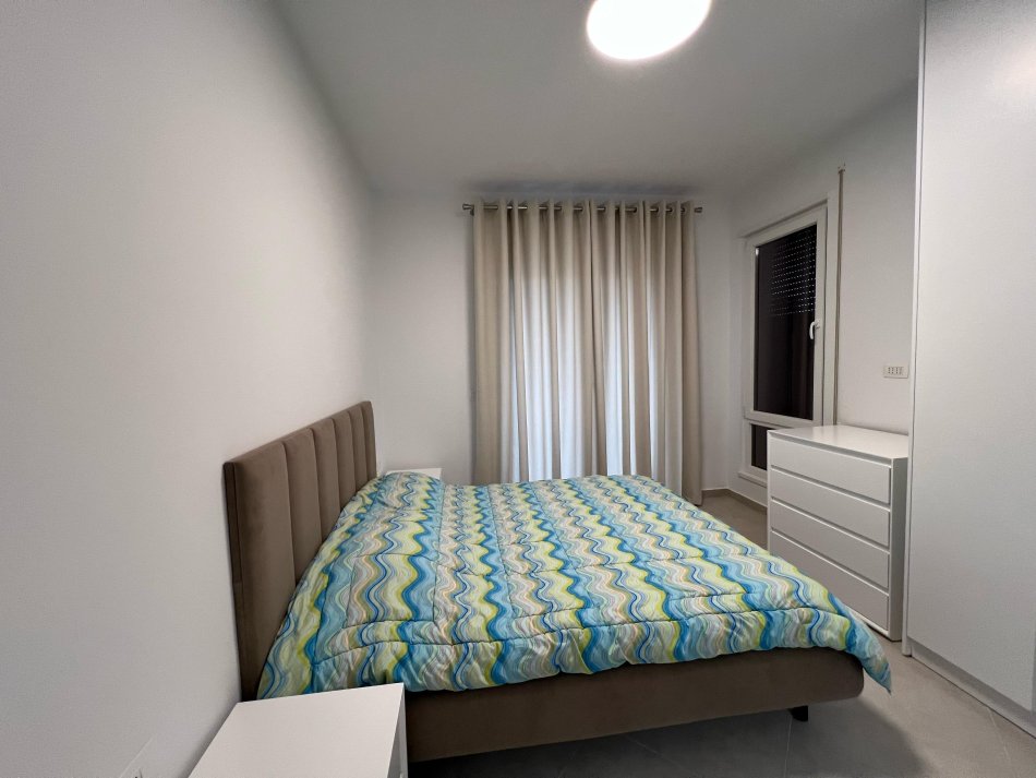 Tirane, jepet me qera apartament 2+1+Ballkon Kati 2, 100 m² 750 € (xhanfize Keko)
