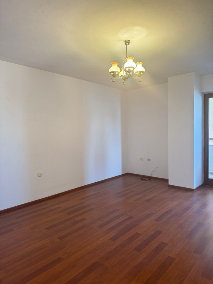 Tirane, jepet me qera apartament 2+1+Ballkon Kati 6, 110 m² 550 € (Bulevardi zogu i 1 prane kafe new york)