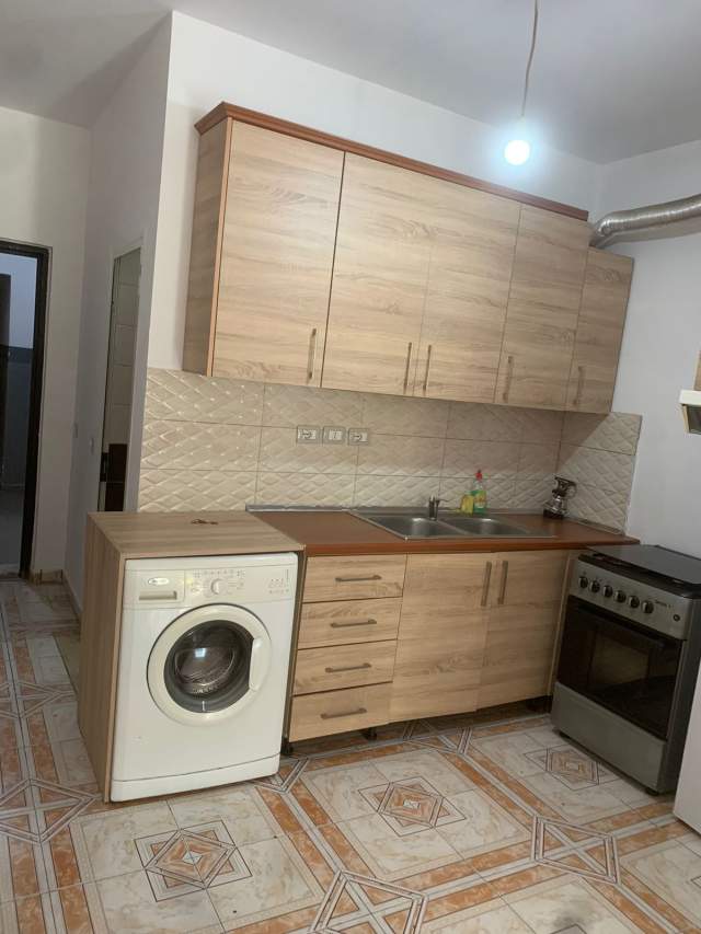 Tirane, jepet me qera apartament 1+1 Kati 1, 45 m² 350 Euro (Rruga Fortuzi)