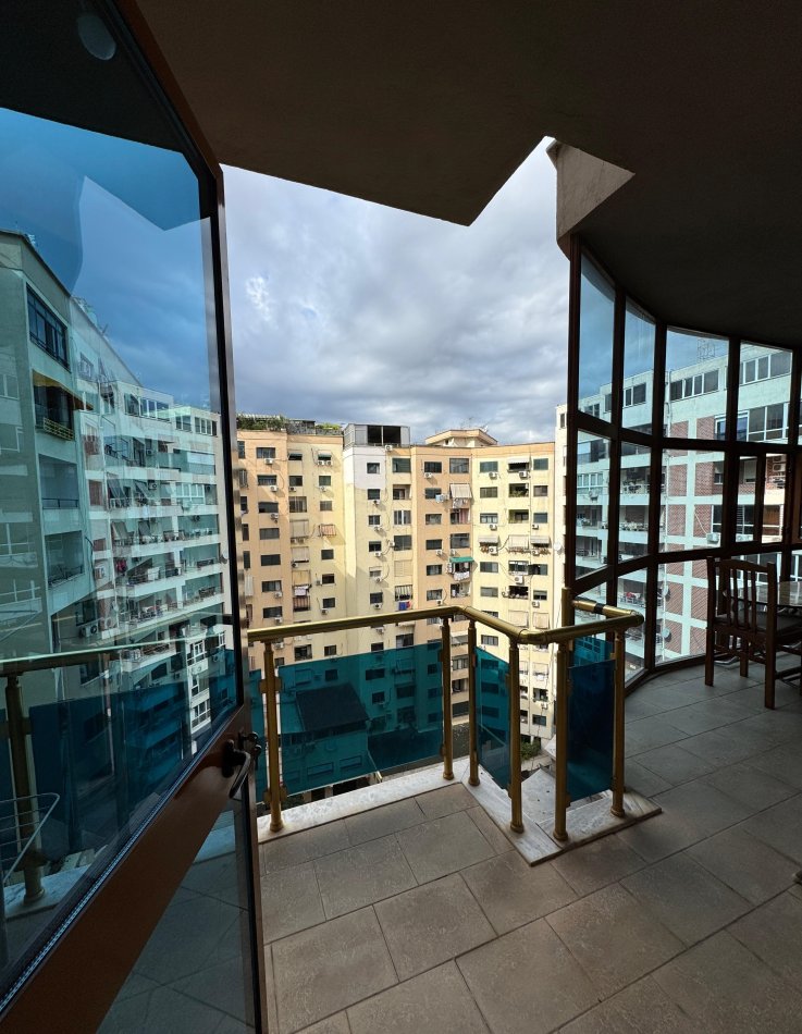 Tirane, jepet me qera apartament 2+1+Ballkon Kati 9, 105 m² 750 € (Stacioni i Trenit)