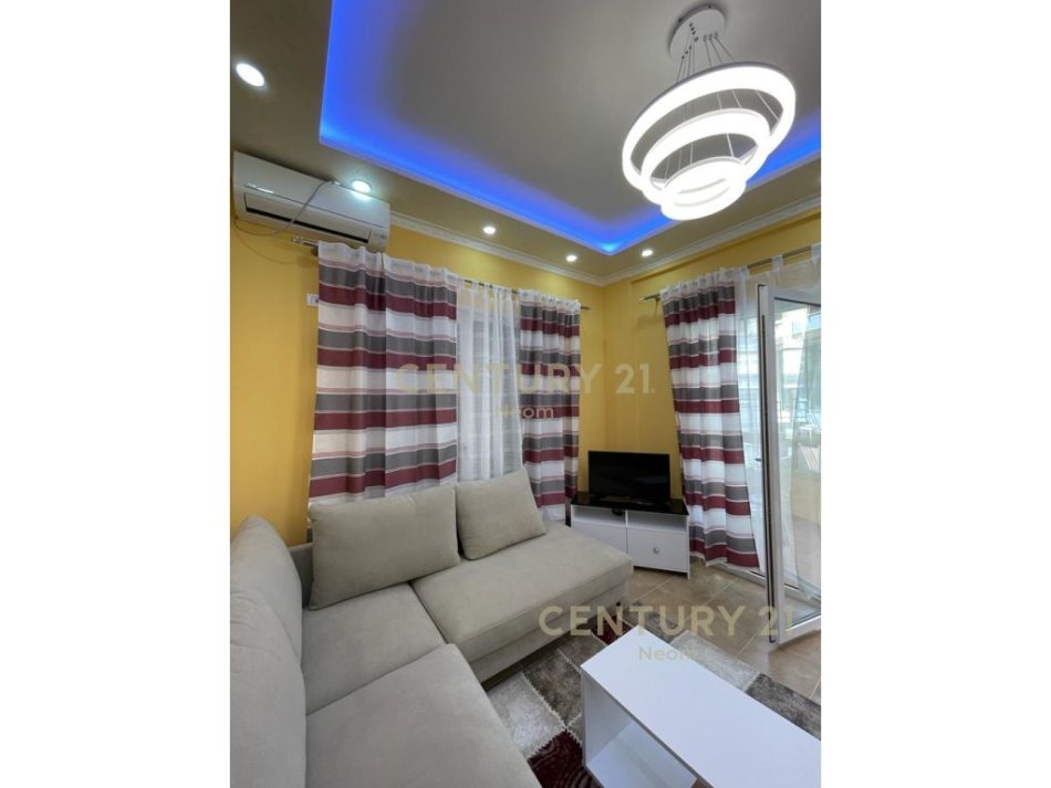 Tirane, jepet me qera 2+1+Ballkon , 100 m² 550 € (perballe kompleksit "Fari" tek kopshti Zoologjik, Rruga Eduart Mano)