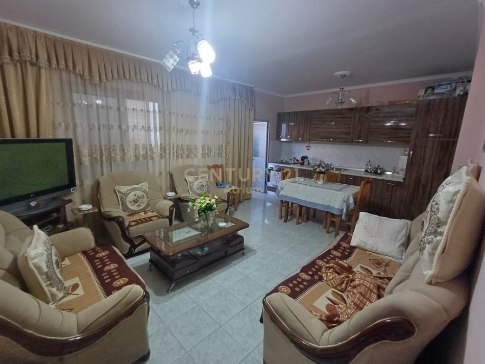 Tirane, shitet apartament 2+1+Ballkon Kati 1, 140.000 € (prane bllokut te ambasadave, perballe hotel COLOSSEO ne rrugen e Durresit)
