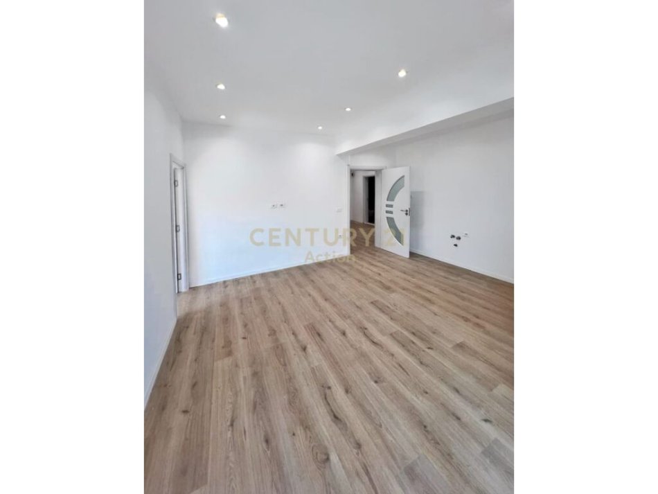 Tirane, shitet apartament 2+1+Ballkon Kati 3, 77 m² 149.000 € (zona e Brrylit, brenda unazes)