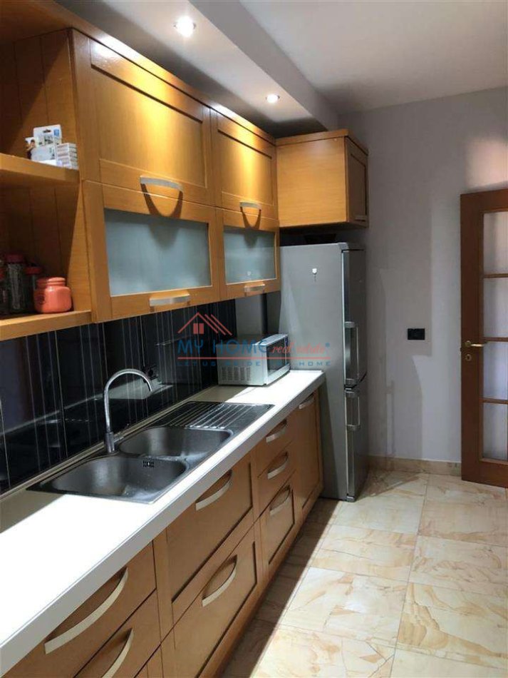 Tirane, jepet me qera apartament 3+1+Ballkon Kati 6, 150 m² 1.100 € 