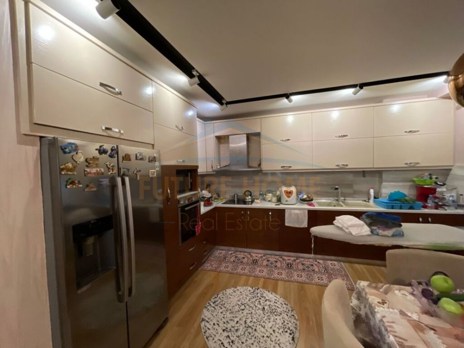 Tirane, shes apartament 2+1+Ballkon Kati 2, 105 m² 225.000 € (Liqeni Thate)