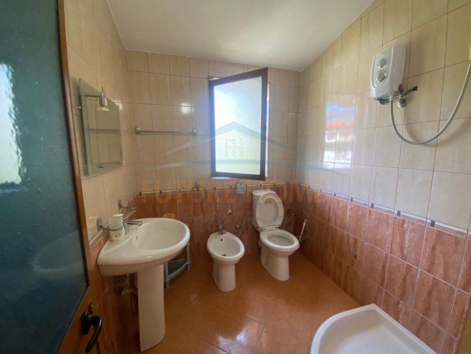 Tirane, jepet me qera apartament 3 Katshe Kati 0, 261 m² 700 € (Rruga Bajram Allaraj)