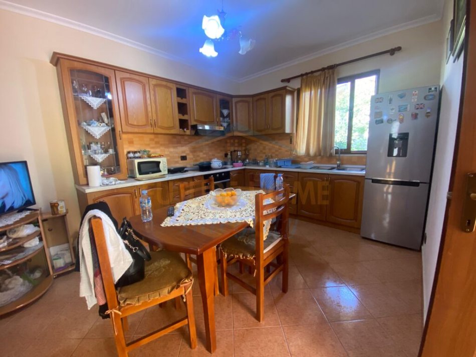 Tirane, jepet me qera apartament 3 Katshe Kati 0, 261 m² 700 € (Rruga Bajram Allaraj)