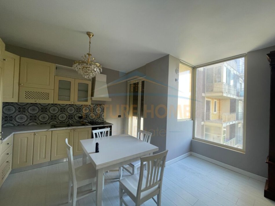 Durres, jepet me qera apartament 2+1+Ballkon Kati 5, 90 m² 450 € (Vila E Zogut,Durres)
