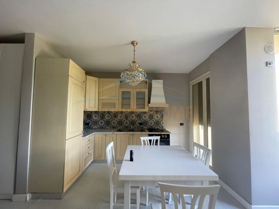 Durres, jepet me qera apartament 2+1+Ballkon Kati 5, 90 m² 450 € (Vila E Zogut,Durres)