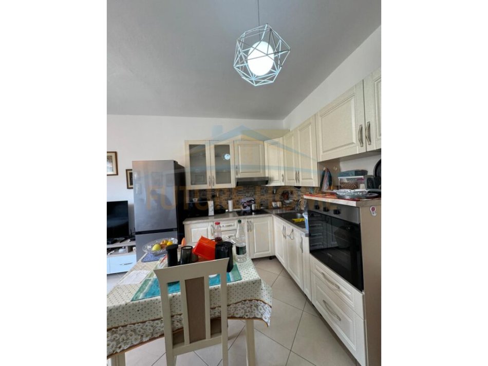Tirane, shes apartament 1+1+Ballkon Kati 2, 70 m² 150.000 € (Kopshti Zoologjik)