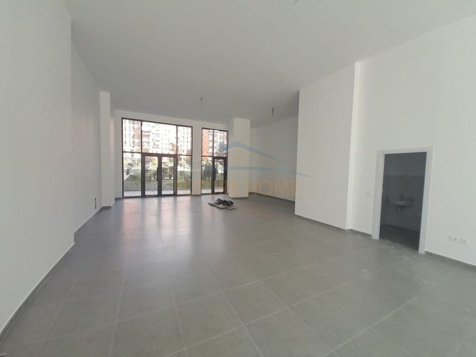 Tirane, jepet me qera dyqan Kati 0, 131 m² 2.000 € (Rezidenca Zirkon)