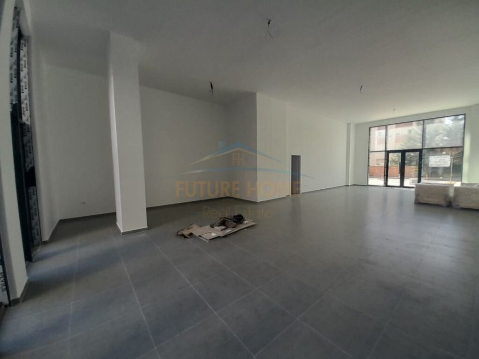 Tirane, jepet me qera dyqan Kati 0, 131 m² 2.000 € (Rezidenca Zirkon)