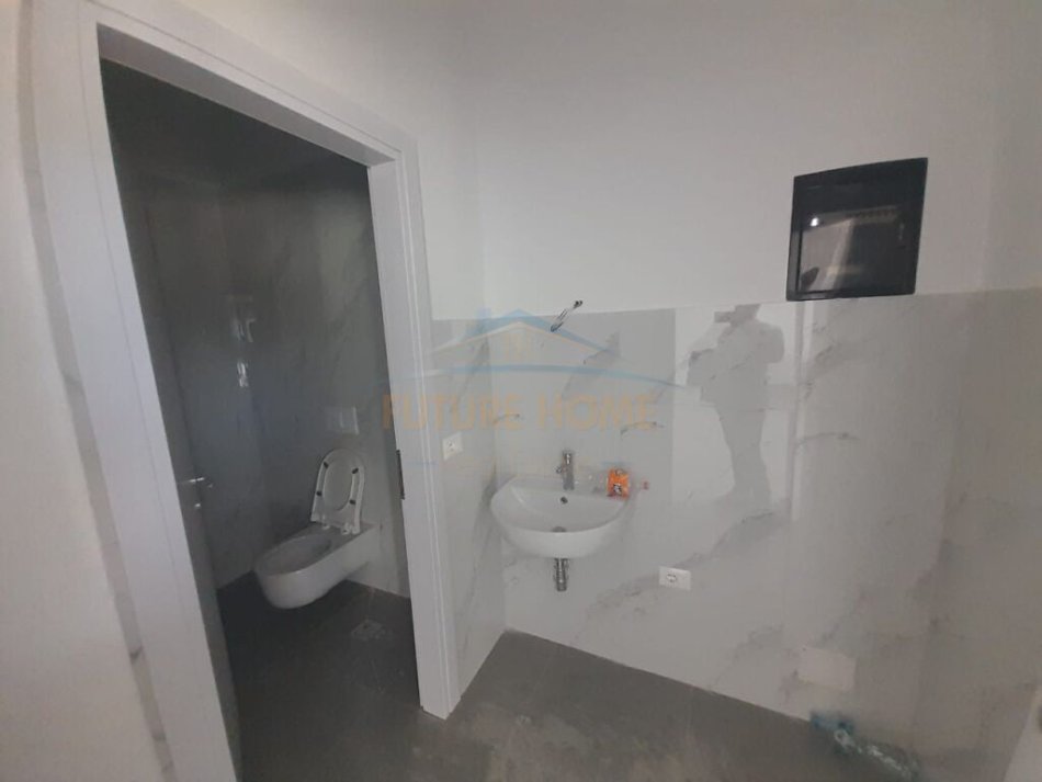 Tirane, jepet me qera dyqan Kati 0, 131 m² 2.000 € (Rezidenca Zirkon)
