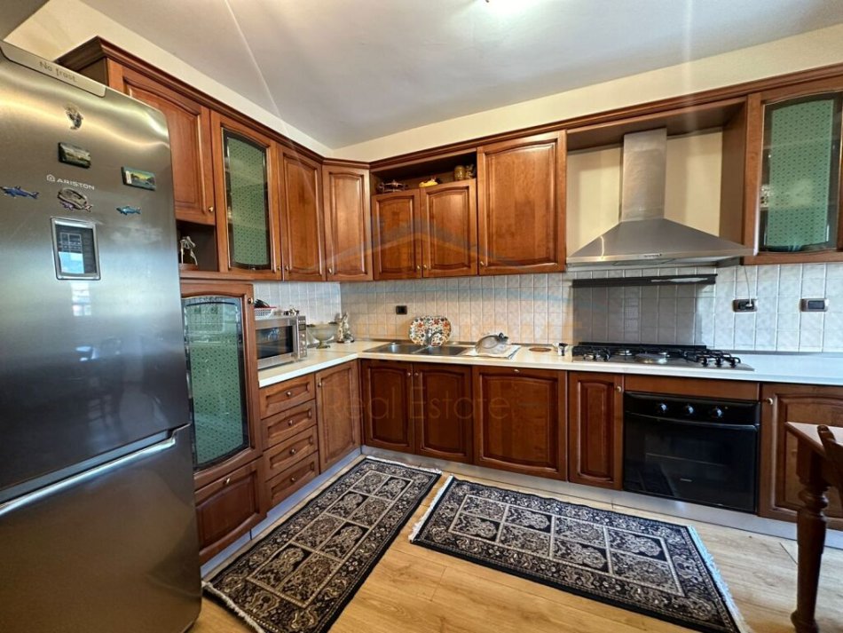 Tirane, jepet me qera apartament 2+1+Ballkon Kati 6, 110 m² 700 € (Rruga e Durresit)
