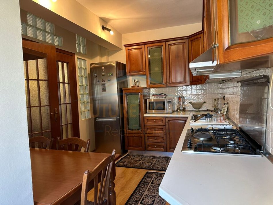 Tirane, jepet me qera apartament 2+1 Kati 6, 110 m² 700 € (Rruga e Durresit)