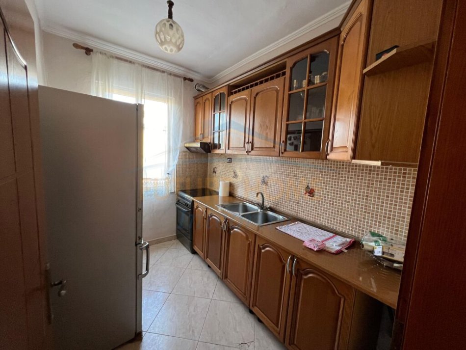 Tirane, jepet me qera apartament 1+1+Ballkon Kati 5, 71 m² 450 € (Ferit Xhajko)