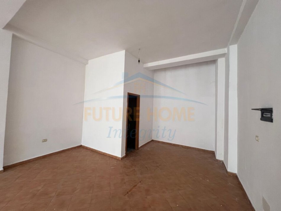 Tirane, jepet me qera ambjent biznesi Kati 0, 76 m² 650 € (Rruga Vllazen Huta, prane INSTAT)