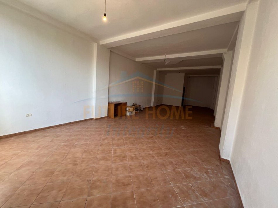 Tirane, jepet me qera ambjent biznesi Kati 0, 76 m² 650 € (Rruga Vllazen Huta, prane INSTAT)