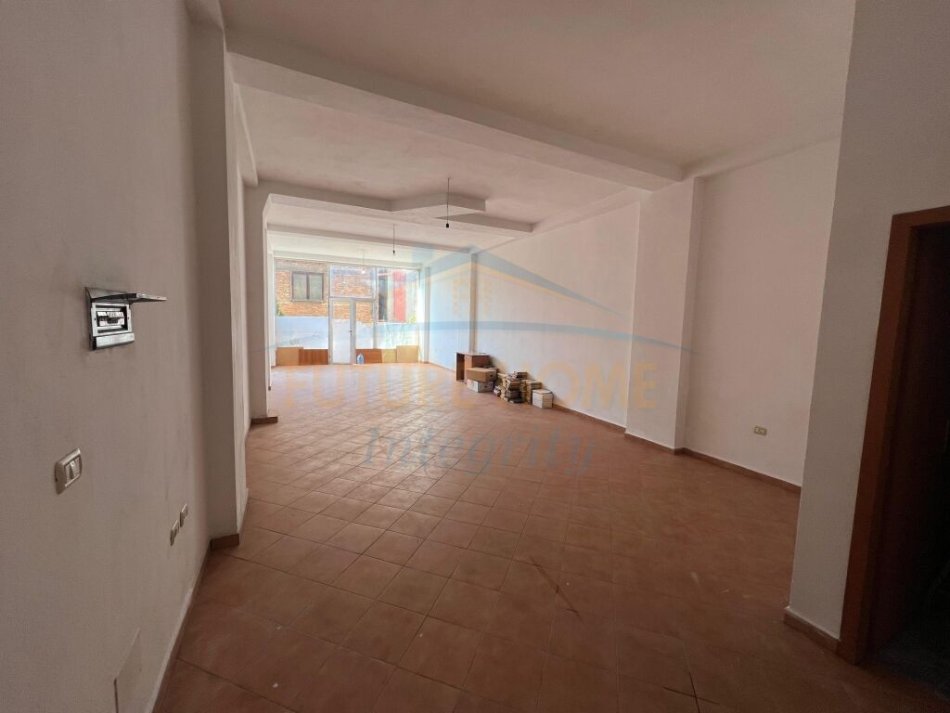 Tirane, jepet me qera ambjent biznesi Kati 0, 76 m² 650 € (Rruga Vllazen Huta, prane INSTAT)