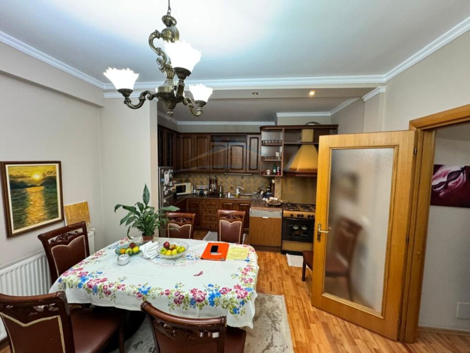 Tirane, shitet apartament 2+1 Kati 6, 120 m² 292.000 € (Kika 1)