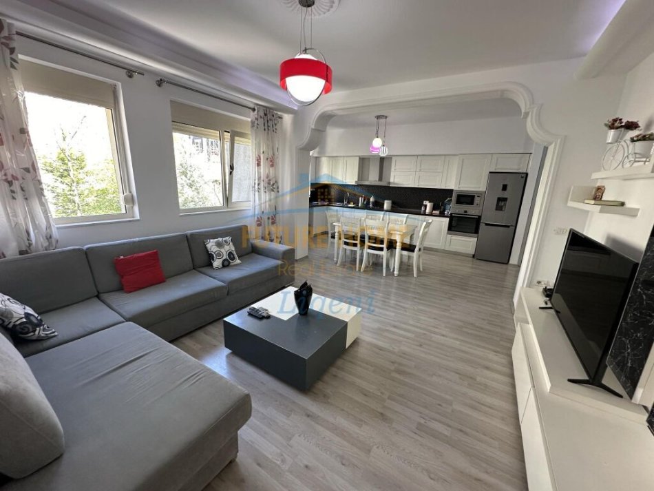 Tirane, shitet apartament 2+1+Ballkon Kati 3, 100 m² 185.000 € (Liqeni i Thate)