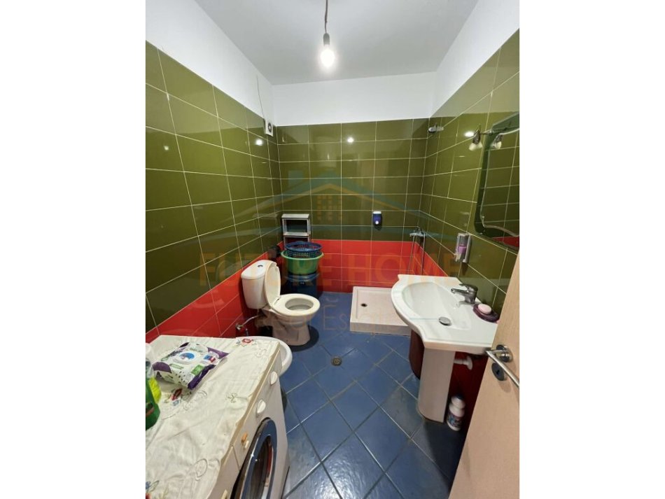 Tirane, shitet apartament 2+1 Kati 5, 121 m² 125.000 € (UNAZA RE)