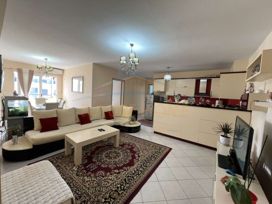 Tirane, shitet apartament 2+1 Kati 5, 121 m² 125.000 € (UNAZA RE)