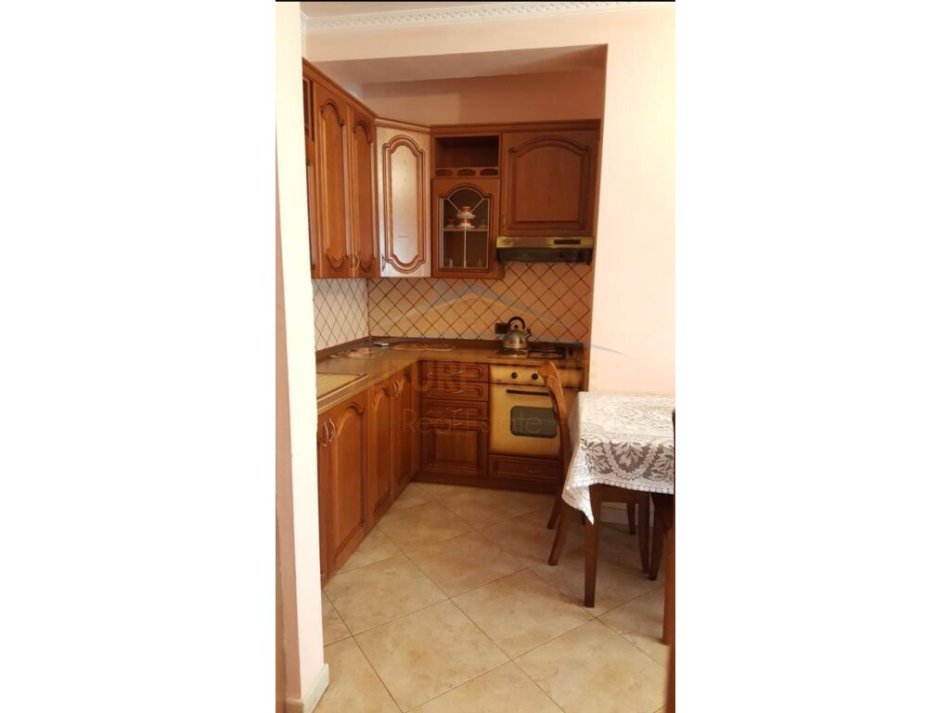 Tirane, jepet me qera apartament 1+1 Kati 8, 70 m² 500 € (Garda)