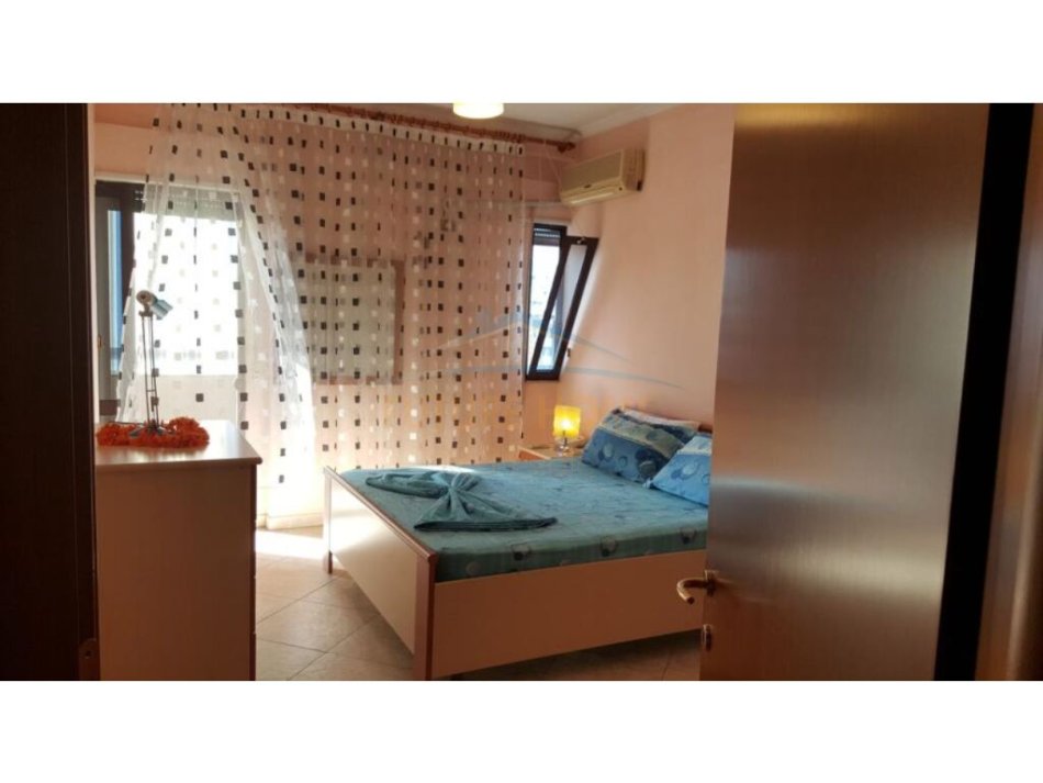 Tirane, jepet me qera apartament 1+1 Kati 8, 70 m² 500 € (Garda)