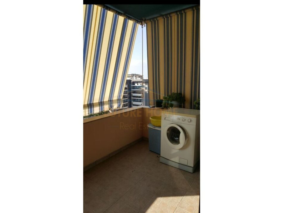 Tirane, jepet me qera apartament 1+1 Kati 8, 70 m² 500 € (Garda)