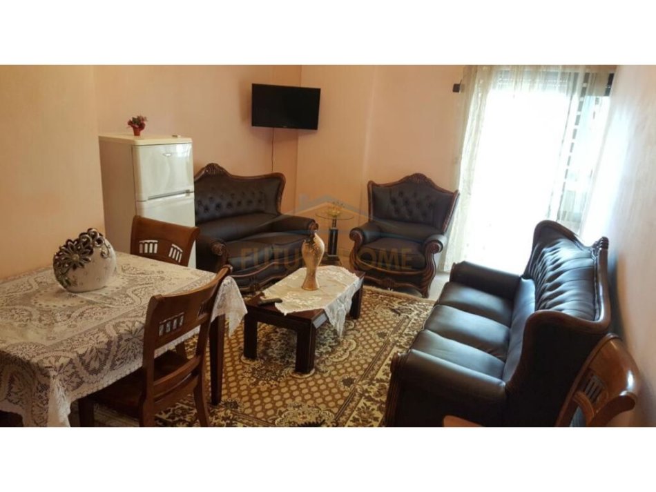Tirane, jepet me qera apartament 1+1 Kati 8, 70 m² 500 € (Garda)