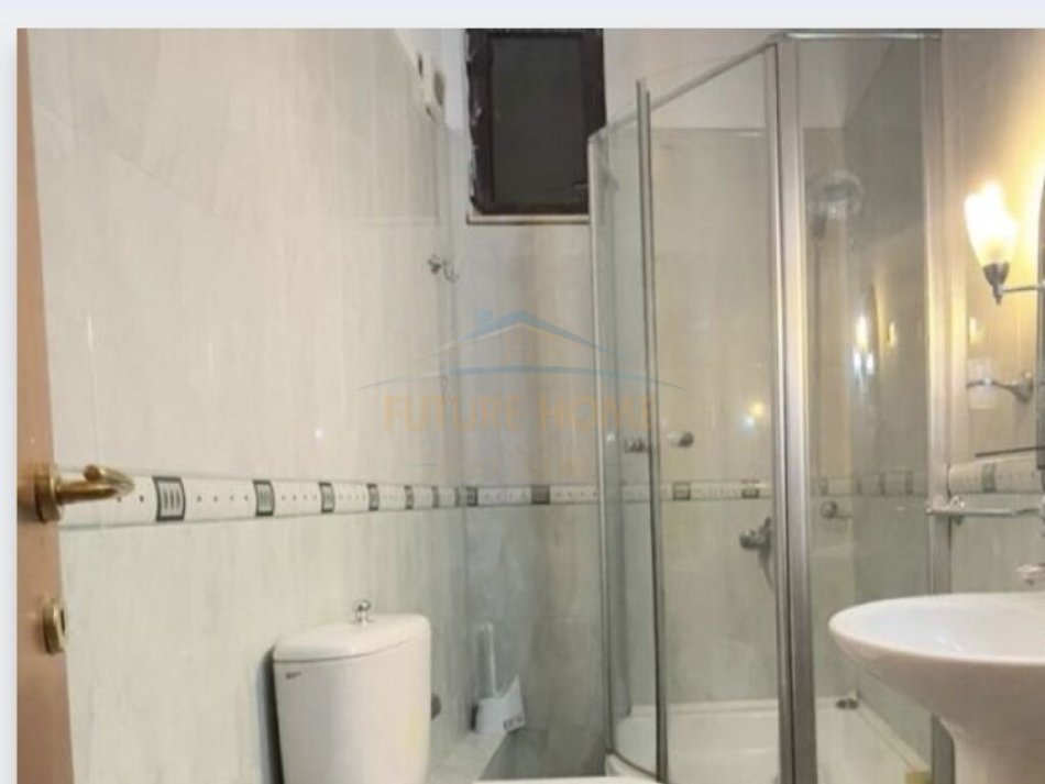 Tirane, jepet me qera apartament 1+1 Kati 8, 70 m² 500 € (Garda)