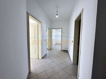 Tirane, shitet apartament 2+1 Kati 8, 132 m² 135.000 € (YZBERISHT)