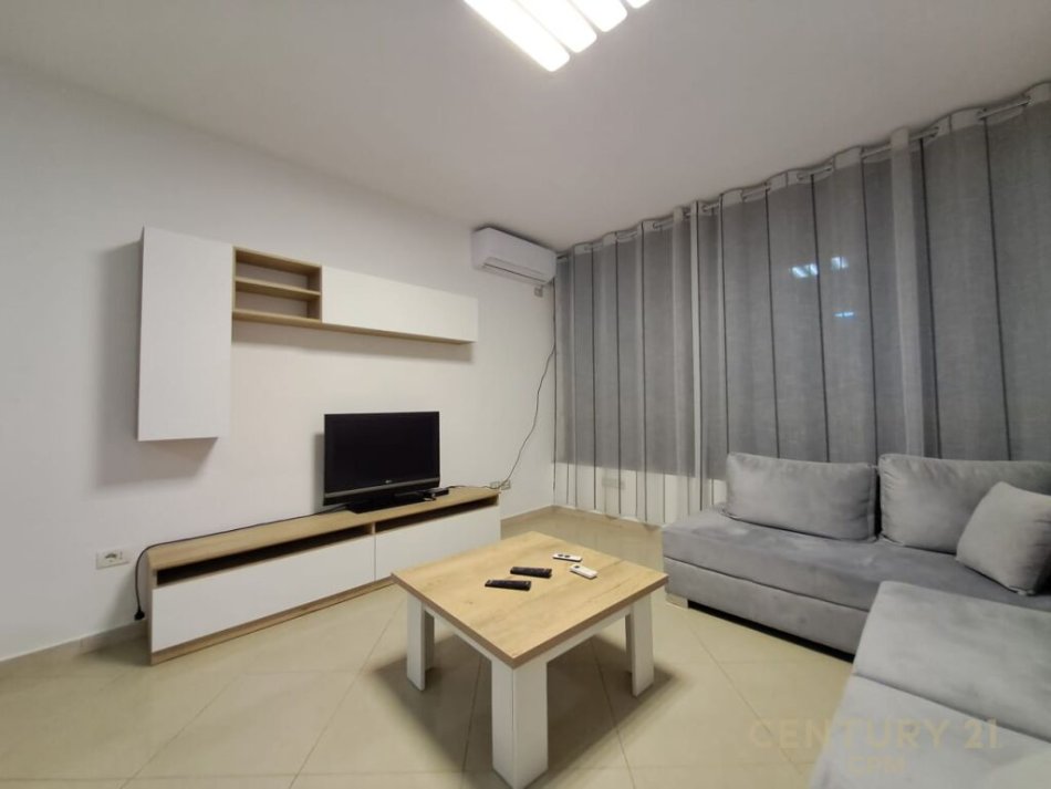 Tirane, jepet me qera apartament 2+1 Kati 2, 570 € (pallat i ri 2+1+2+ Garazh i mbyllur me qepen ne Myslym Shyri)