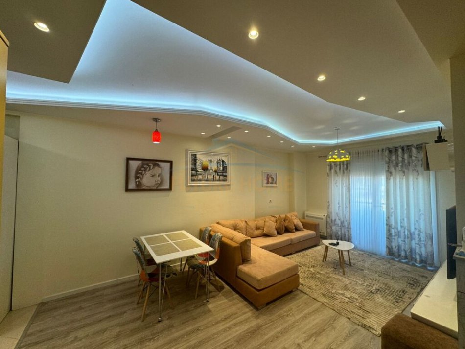 Tirane, jepet me qera apartament 1+1 Kati 6, 75 m² 850 € (Komuna e Parisit)