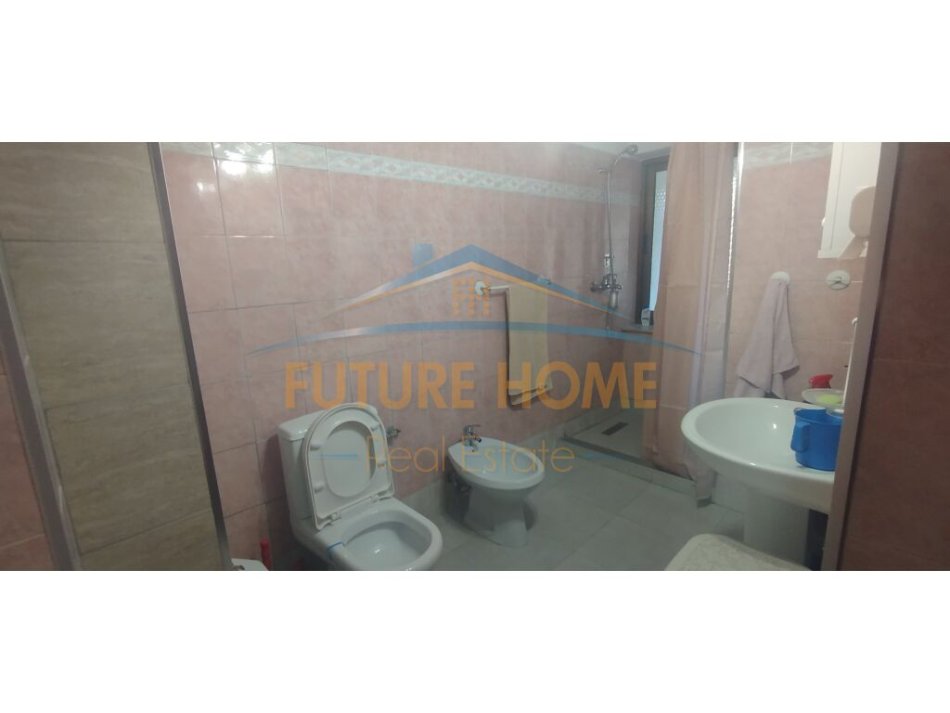 Tirane, jepet me qera apartament 2+1+Ballkon Kati 1, 92 m² 650 € (QENDER)