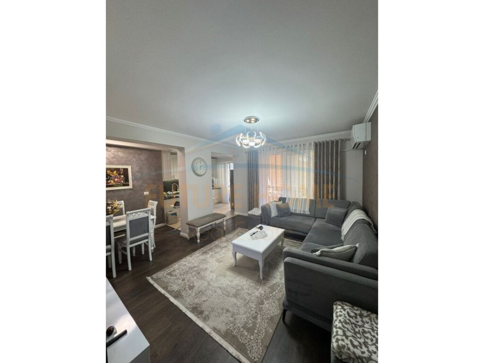 Tirane, shitet apartament 2+1 Kati 3, 113 m² 295.000 € (Rruga e Barrikadave)