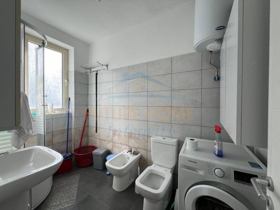 Tirane, jepet me qera apartament 1+1+Ballkon Kati 3, 63 m² 400 € (Fresku)