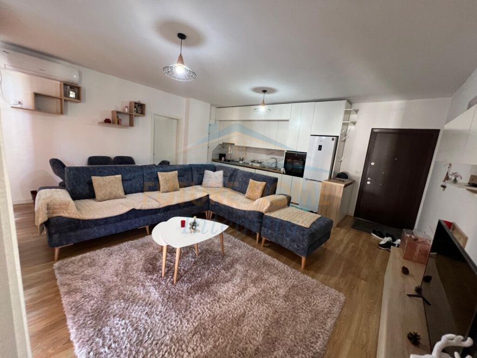 Tirane, jepet me qera apartament 1+1+Ballkon Kati 3, 63 m² 400 € (Fresku)