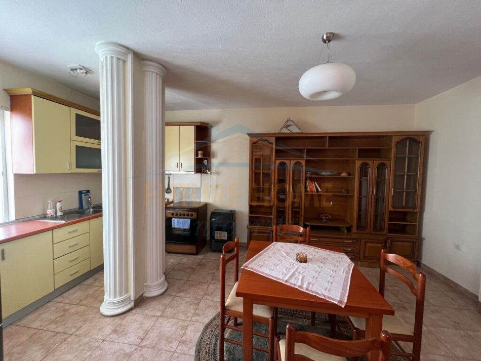Tirane, jepet me qera apartament 1+1+Ballkon Kati 5, 76 m² 550 € (Sheshi Willson)