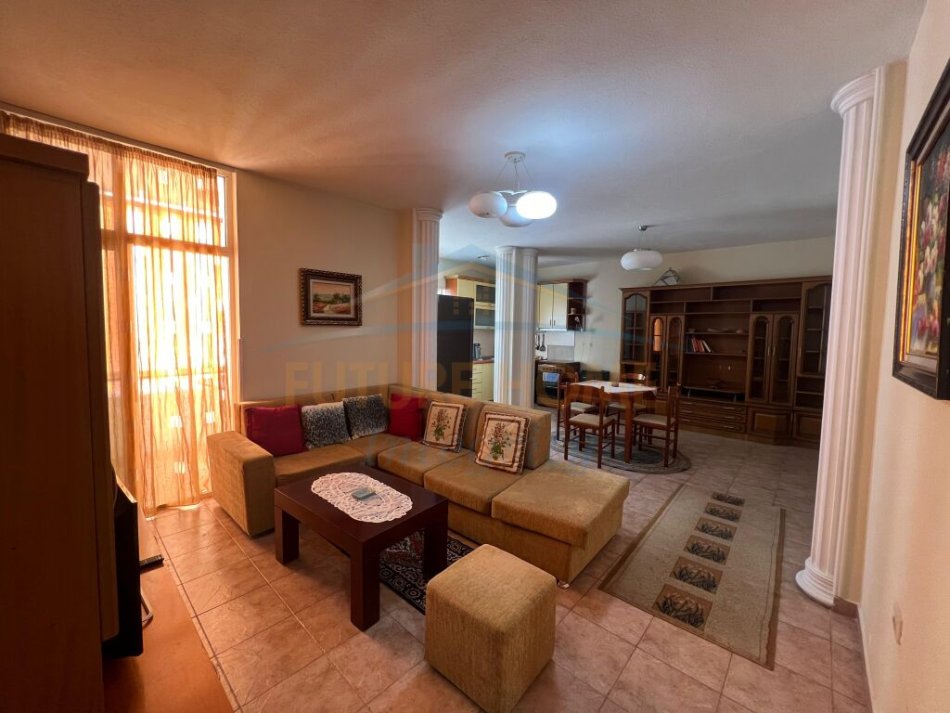 Tirane, jepet me qera apartament 1+1+Ballkon Kati 5, 76 m² 550 € (Sheshi Willson)